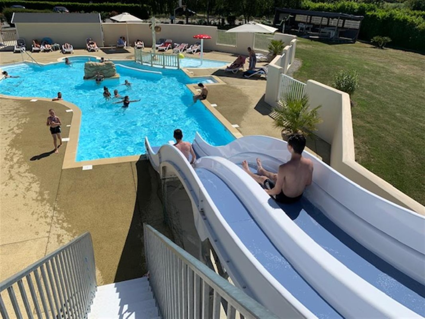 piscine avec toboggans guerance