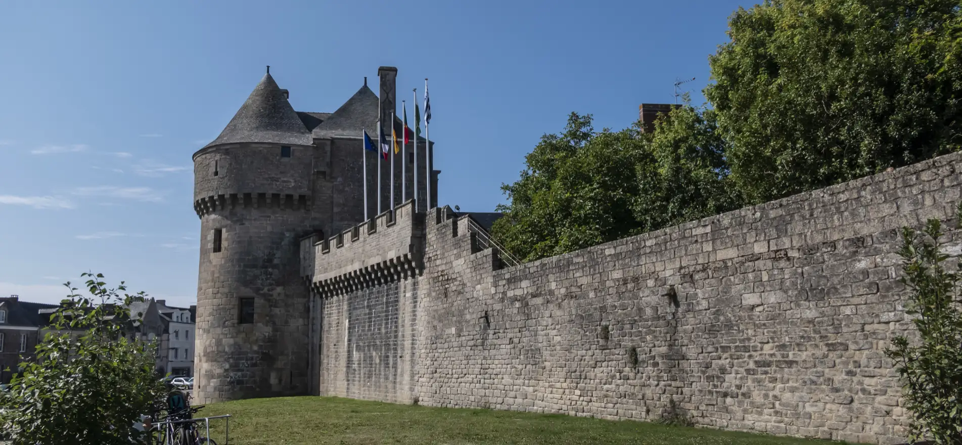 Nichée au cœur de la presqu'île guérandaise, la cité médiévale de Guérande est située à 20 minutes du camping Les Prairies de l'Etang