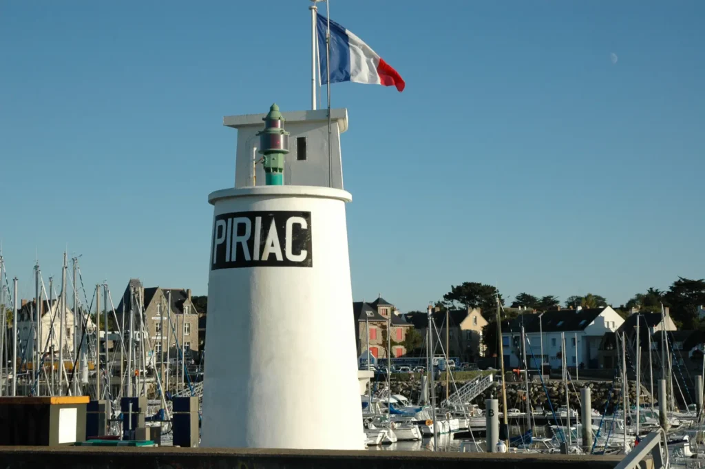 Le phare de Piriac sert de repère pour les marins.