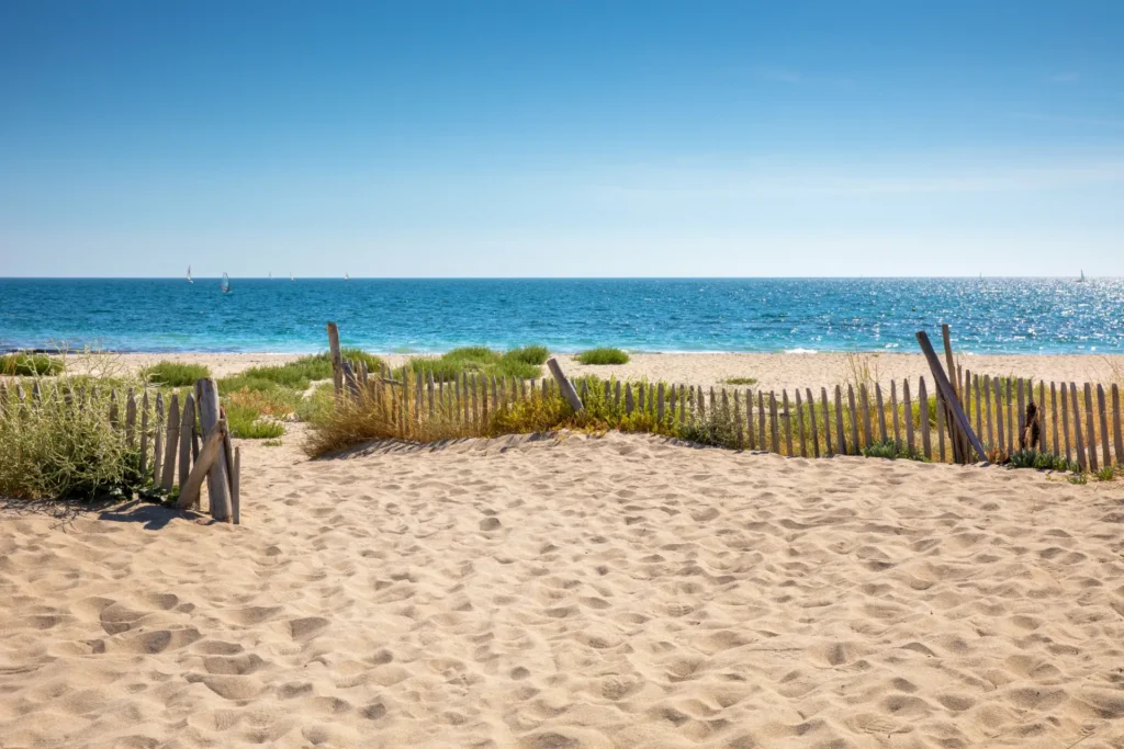 A proximité du centre-ville de Quimiac, on trouve la grande plage de Lanséria.
