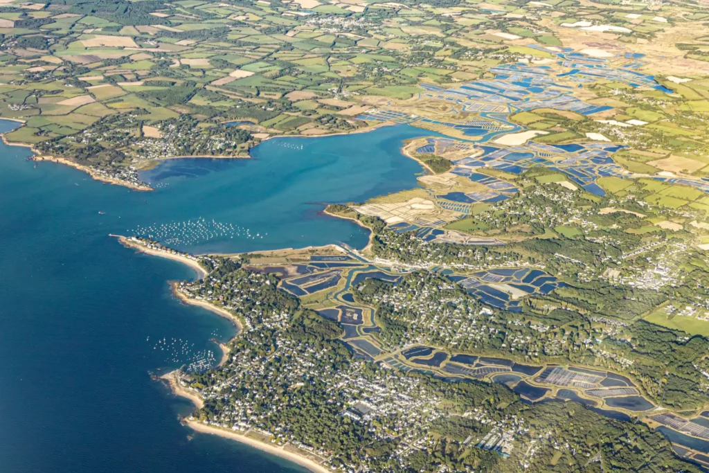 Paysage naturel du traict de Pen-Bé entre criques et estrans en Loire-Atlantique